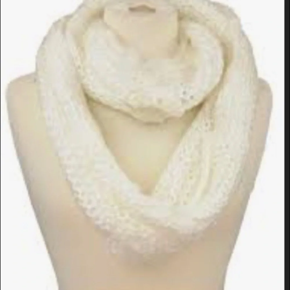 Women NWT infinity faux fur loop infinity scarf.